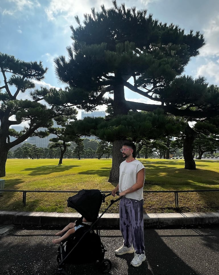 Camilo Echeverry paseando a su hija Índigo en un parque japonés. (Instagram/Camilo)