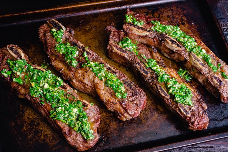 Costillas con salsa chimichurri.