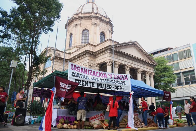 Campesinas del Frente Mujer del Partido Paraguay Pyahura regalan parte de su producción de alimentos a otras mujeres este sábado en Asunción (Paraguay). En las plazas céntricas de Asunción, la mujer paraguaya celebró este sábado su día, instituido en honor a la Primera Asamblea de Mujeres Americanas celebrada en 1867, y recordaron que, antes en época de guerra y ahora en tiempos modernos, son ellas el soporte de sus pueblos con su tenacidad, resistencia y solidaridad.