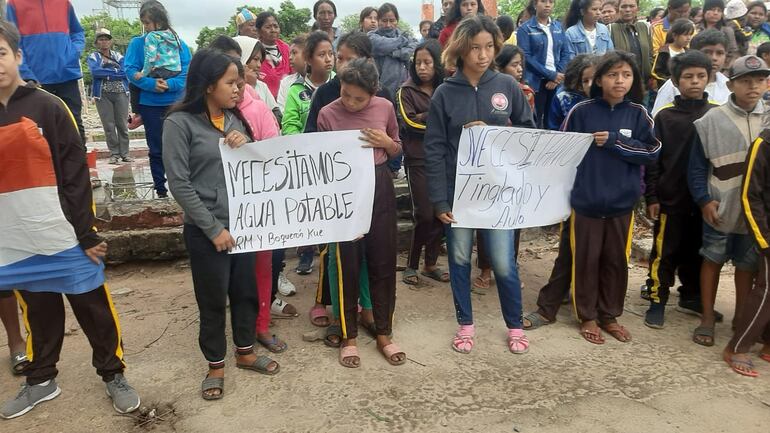 Son más de 300 alumnos de la escuela y colegio Santa Teresita del Niño Jesús de la comunidad de los Maskoy, quienes reclaman servicio de agua potable y reconstrucción de aulas escolares.