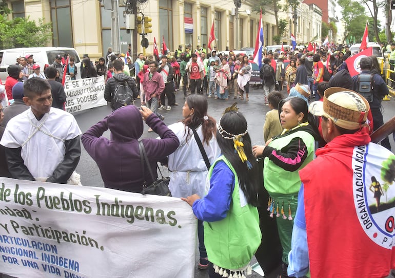 Miembros de la Artículación Nacional de Indígenas por una Vida Digna (Anivid) en una protesta el 12 de octubre en Asunción.