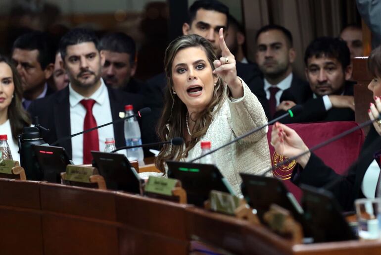La exsenadora Kattya González (PEN) expulsada del Senado por el cartismo y sus aliados.