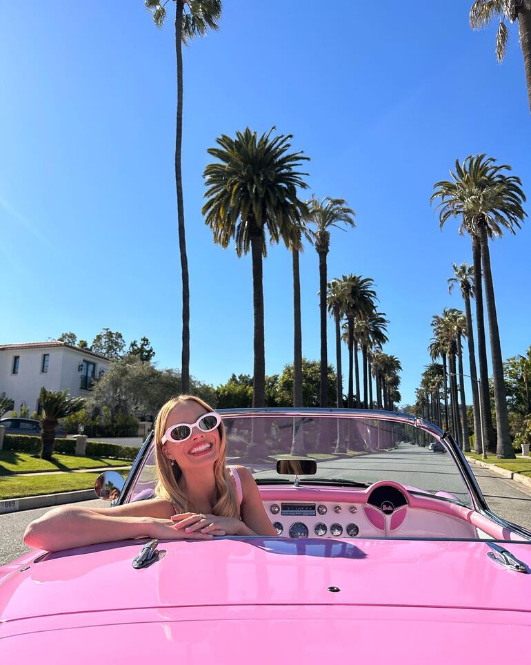 La Barbie, Margot Robbie, llegando en su clásico descapotable rosa a Los Ángeles. (Instagram/Barbie The Movie)