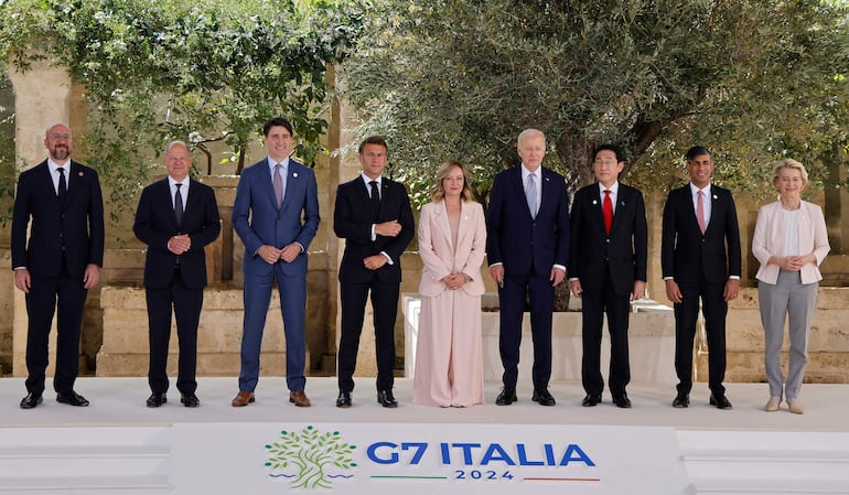 De izquierda a derecha: el presidente del Consejo Europeo, Charles Michel; el canciller alemán Olaf Scholz, el primer ministro canadiense Justin Trudeau, el presidente francés Emmanuel Macron, la primera ministra italiana Giorgia Meloni, el presidente estadounidense Joe Biden, el primer ministro japonés Fumio Kishida, el primer ministro británico Rishi Sunak y la presidenta de la Comisión Europea, Ursula von der Leyen.