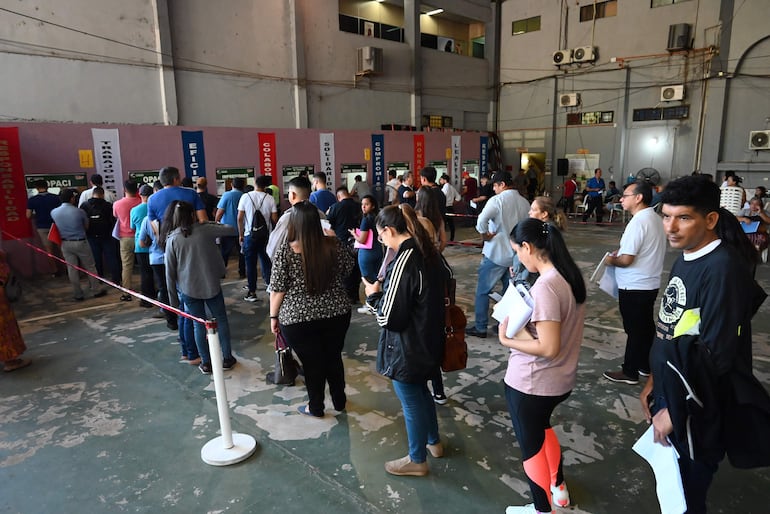 Ciudadanos formando fila para el pago de habilitación municipal y licencia de conducir en Lambaré. Archivo.