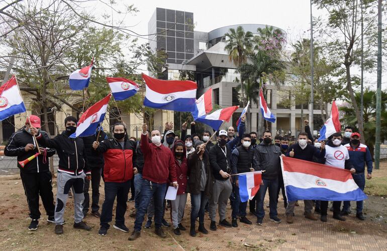 Explotadores de tragamonedas siguieron la sesión del Senado frente al Congreso Nacional, esta mañana.