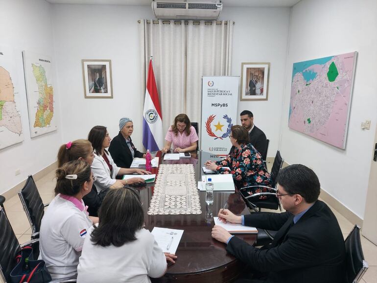 María Teresa Barán, ministra de Salud recibió a las representantes de varias asociaciones oncológicas del país.