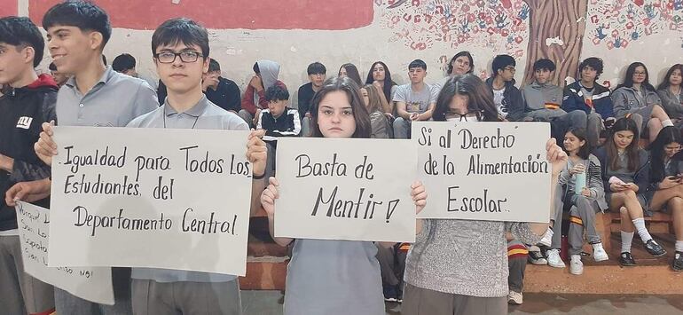 Protesta de estudiantes ante falta de almuerzo escolar en el nivel medio en San Lorenzo.