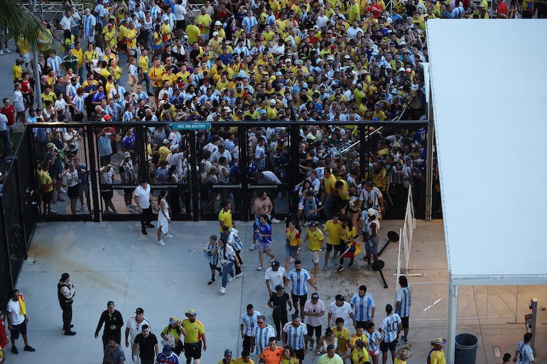 El ingreso al Hard Rock Stadium para la final de la Copa América 2024 fue desbordado por hinchas colombianos y argentinos, obligando al retraso del inicio del partido entre Argentina y Colombia. 