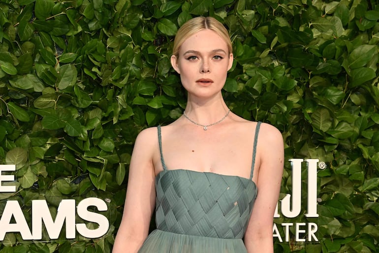 ¡Hermosa! La actriz estadounidense Elle Fanning a su llegada al Cipriani Wall Street de New York. (ANGELA WEISS / AFP)