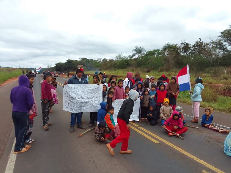 Los manifestantes piden asistencia de parte de las instituciones del Gobierno, principalmente del Instituto Paraguayo  del Indígena (Indi).