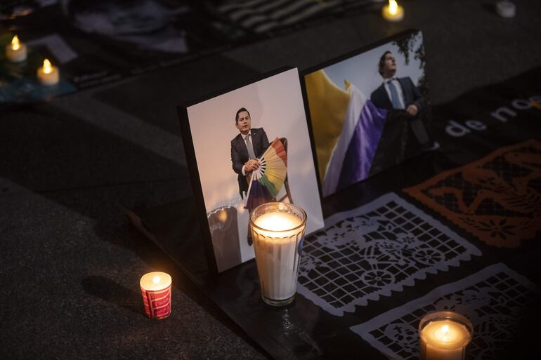 Retratos del Magistrade Jesús Ociel Baena durante una vigilia convocada por activistas de la comunidad LGBT para exigir justicia por su asesinato, en la Ciudad de México (México).