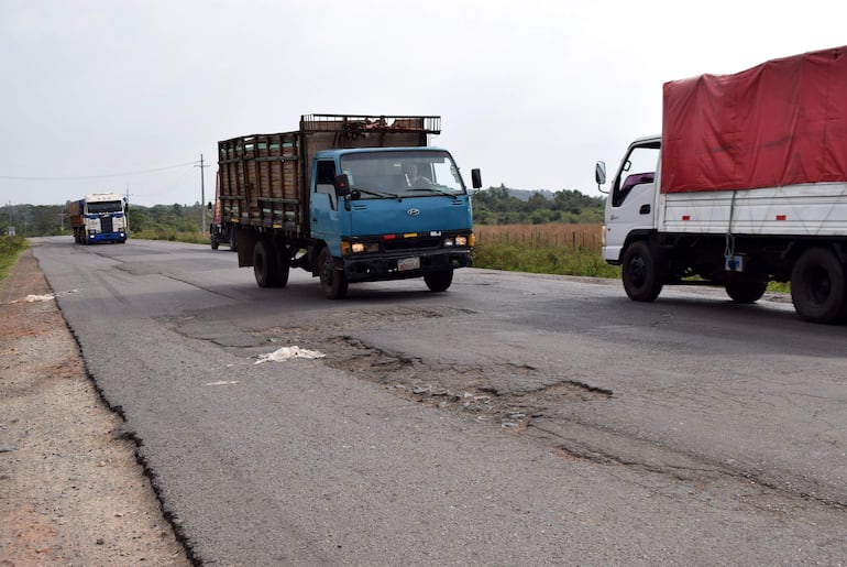 Peligros cráteres en la circunvalación de la ruta PY01 en Paraguarí.