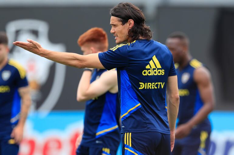  El jugador Edinson Cavani reacciona hoy, durante un entrenamiento del equipo de Boca Juniors en el Centro de Entrenamiento Moacyr Barbosa, en Río de Janeiro (Brasil). 