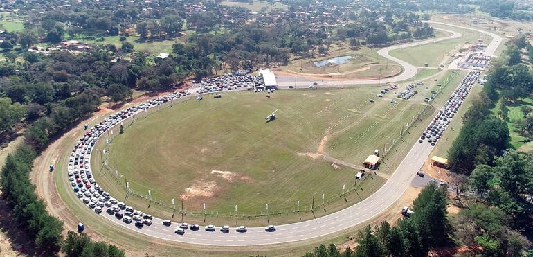 La vacunación contra el covid-19 en el autódromo Rubén Dumot (ex-Aratirí) se inició ayer a las 7:30 y este predio ya no cerrará sus portones, pues operará las 24 horas, los siete días de la semana.