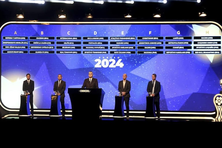 El sorteo de la fase de grupos de la Copa Sudamericana 2024 en la sede de la Conmebol en la ciudad de Luque, Paraguay.