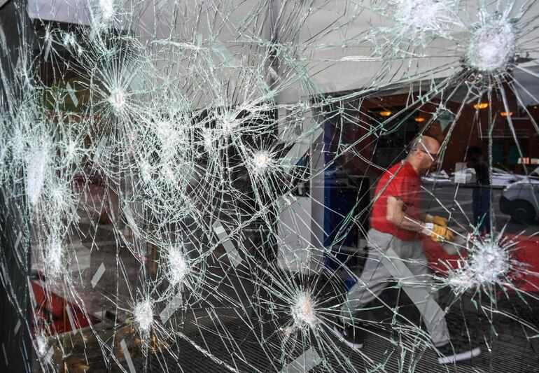 Manifestantes incendiaron y rompieron vidrios de edificios. En la gráfica el Coliseo de Roubaix. (AFP)