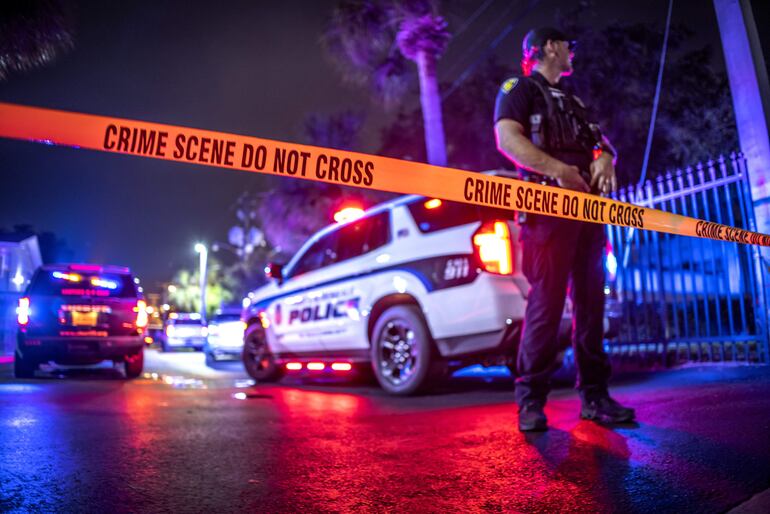 Un oficial de Policía resguarda la escena de un tiroteo en Fort Lauderdale, Florid.