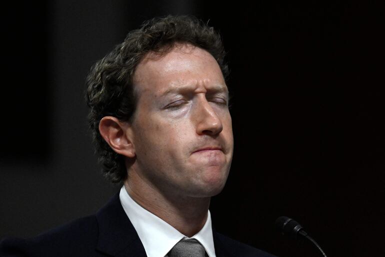 Mark Zuckerberg, director ejecutivo de Meta, observa durante la audiencia del Comité Judicial del Senado de EE. UU. "Las grandes tecnologías y la crisis de explotación sexual infantil en línea" en Washington, DC, el 31 de enero de 2024.