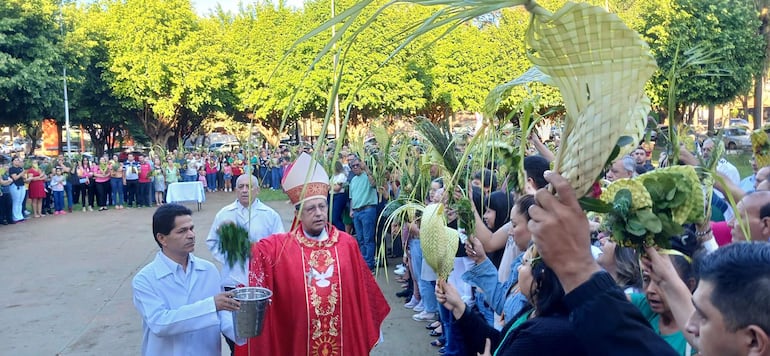 Monseñor Pedro Collar bendice las palmas en la explanada de la Catedral San Blas de Ciudad del Este.