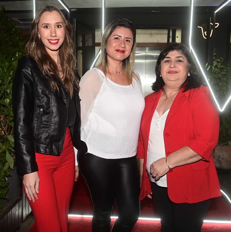 Vania Domaniczky, Sofía Zárate y Lourdes Torres.