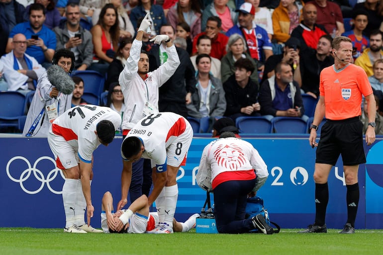 Cambio es lo que piden para Enso González, aún en el gramado asistido en el partido del sábado.