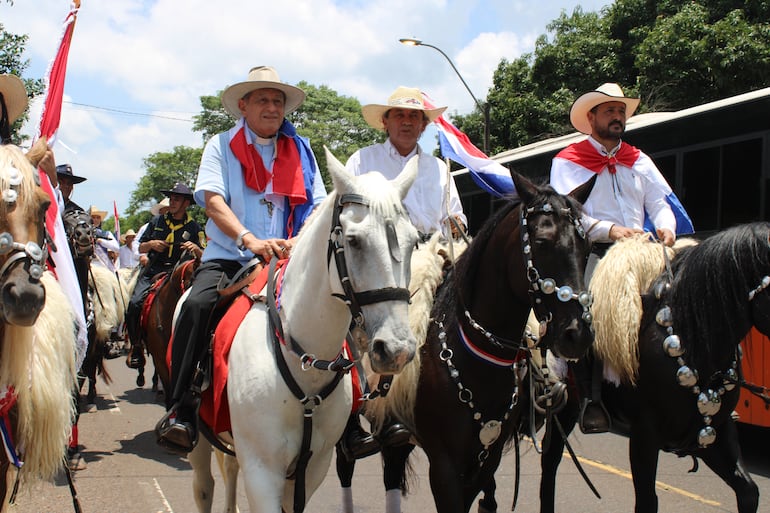 Monseñor Ricardo Valenzuela montó a caballo y acompañó  con alegría a los jinetes.