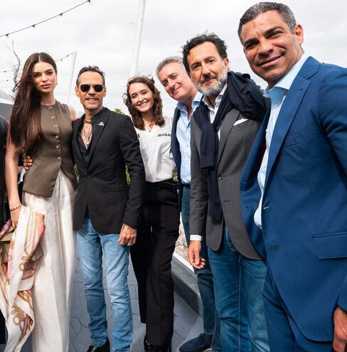 Marc Anthony y Nadia Ferreira, la piloto de motos acuáticas (Jet Ski), Anna Glennon, el presidente y cofundador de E1, Alejandro Agag, el presidente ejecutivo y cofundador de E1, Rodi Basso, y el alcalde de Miami, Francis Suárez. (EFE/Creative Link NY)