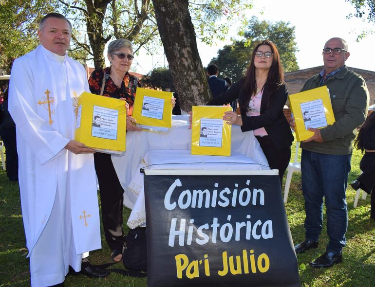 El Presidente de la Comisión de la Causa, Pbro. Nilson Ortellado Brizuela, en compañía de los miembros de la Comisión Histórica Margarita Miró, Nidia Barrio y Arnaldo Larrea.