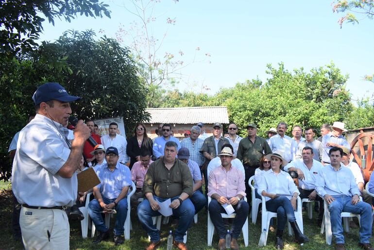 El presidente de la  Asociación Frutihortícola y Pecuaria de  Ybytymí, Alfredo Gamarra, presentó su preocupación al Ministro Carlos Giménez.