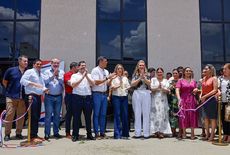 Foto oficial del evento. Horacio Cartes recibió halagos en los discursos, pero no posó en las fotos. (Gentileza)