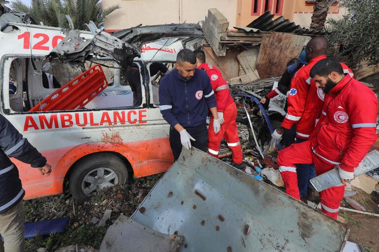 Personal de la Media Luna Roja palestina inspeccionan una ambulancia destruida en Deir el-Balah, en el centro de la Franja de Gaza, este jueves.