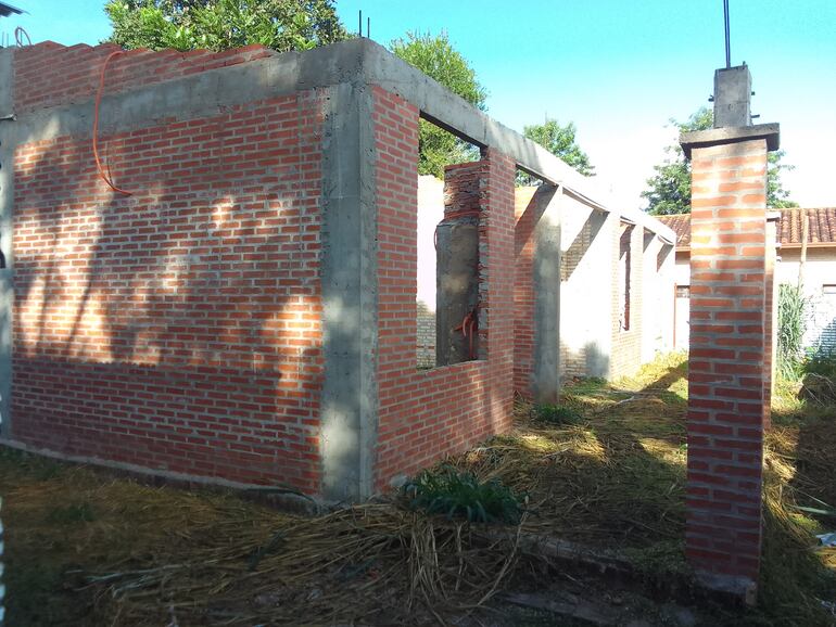 Esta obra abandonada corresponde a la escuela María Auxiliadora del distrito de Capiibary