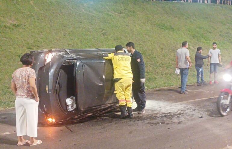 El joven conductor murió tras chocar y volcar su vehículo.