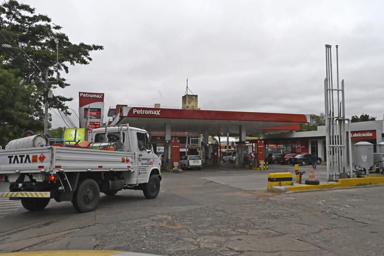 ABC Color llegó hasta la dirección de Petroservice SRL, pero nadie dio explicaciones sobre las denuncias de falsificación. En el lugar se encontraba el camión con el sello de “Ñande Gas” de Petropar que reparte las garrafas con denuncias de falsificación.