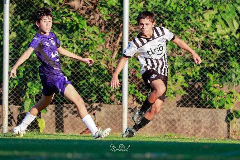 Los gumarelos golearon 7-0 a Tacuary FBC en Colegialito