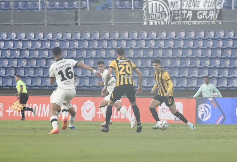 Olimpia y Guaraní juegan el clásico añejo en el Defensores
