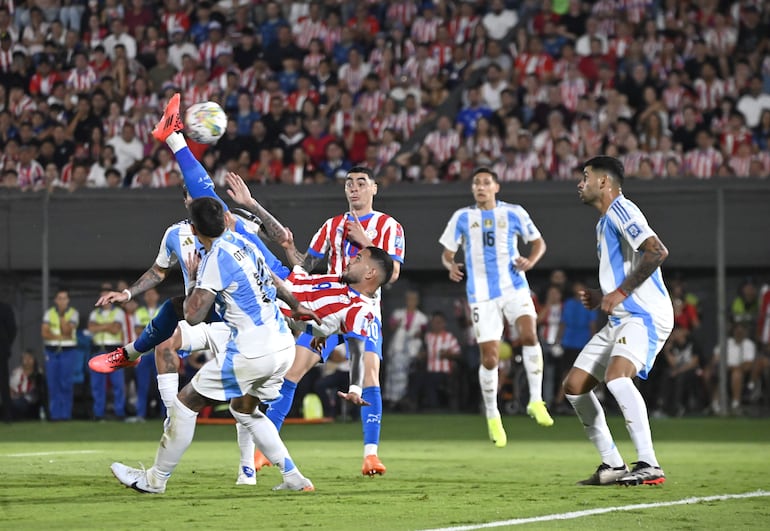 Antonio Sanabria conecta una chilena para marcar el primer gol de Paraguay contra Argentina, ayer en el estadio Defensores del Chaco.