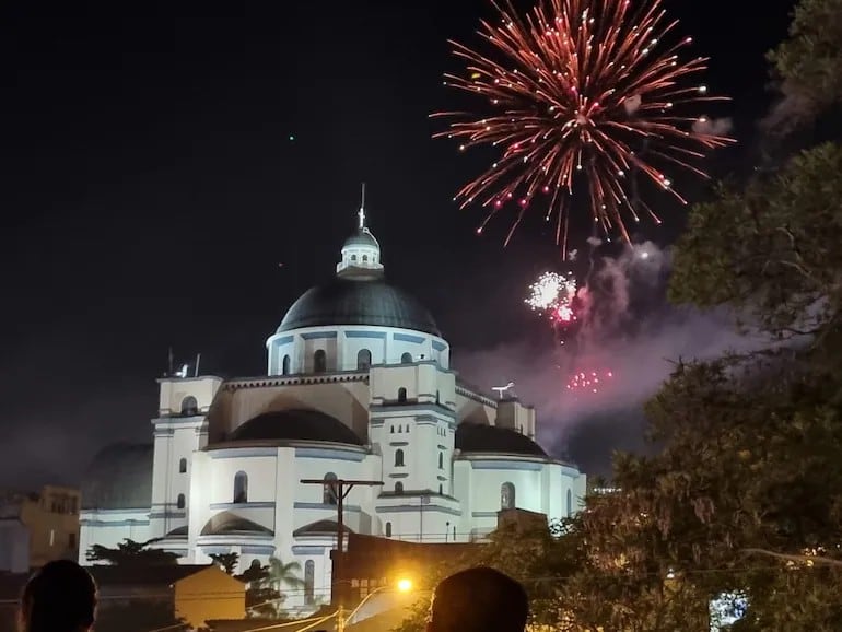 Explosión de fuegos artificiales para recibir el día de la Inmaculada Concepción de María en la Basílica de la Virgen de Caacupé.