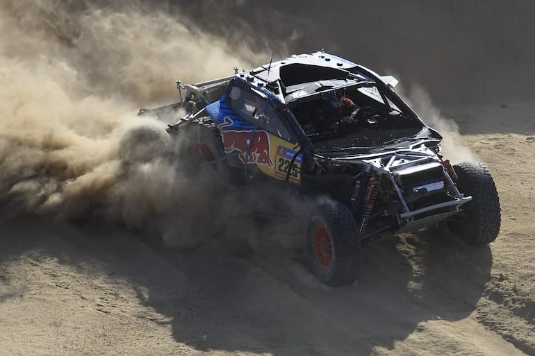 El español Carlos Sainz abandona el Dakar