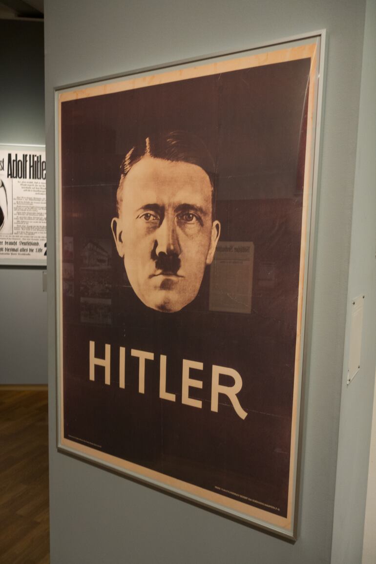 Afiche de propaganda electoral de 1932 con una foto de Adolf Hitler tomada por Heinrich Hoffmann (Museo de Historia MIlitar, Munich, 2014 / Thom Quine)