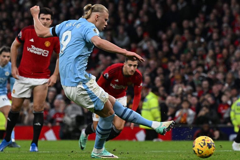 Erling Haaland anota desde el punto penal el primer gol del clásico de Manchester, que el ariete noruego decidió a favor de los “Citizens”.