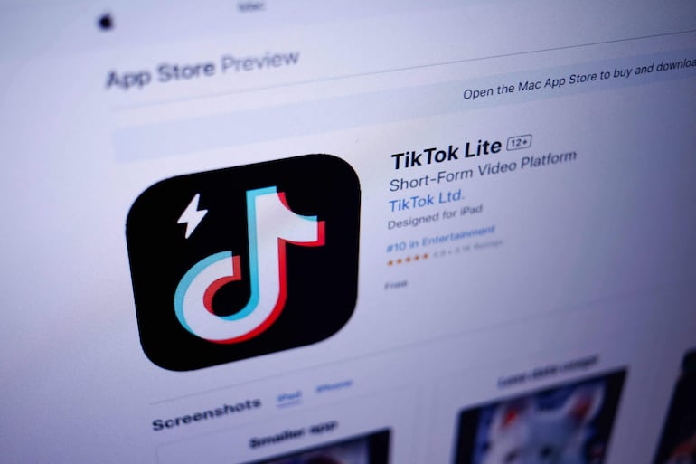 Logotipo de la aplicación de red social china TikTok Lite mostrado en la App Store de Apple. La Comisión Europea (CE) anunció este lunes que archiva el caso abierto contra la versión Lite de TikTok presentada en España y Francia al hacer vinculantes jurídicamente los compromisos de la red social de retirar el programa de puntos asociado, y de no volver a lanzar otros que recompensen el tiempo frente a la pantalla y conlleven riesgo de adicción.