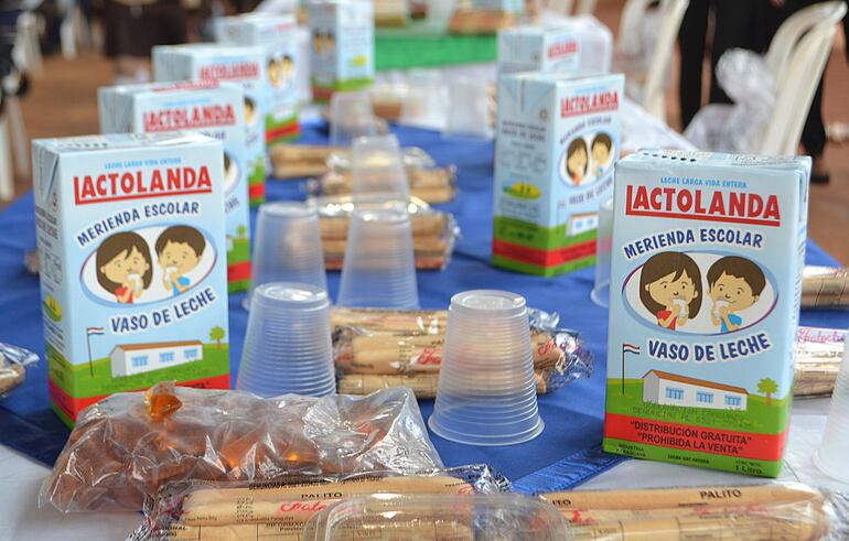 deben recibir leche galletitas como merienda escolar.