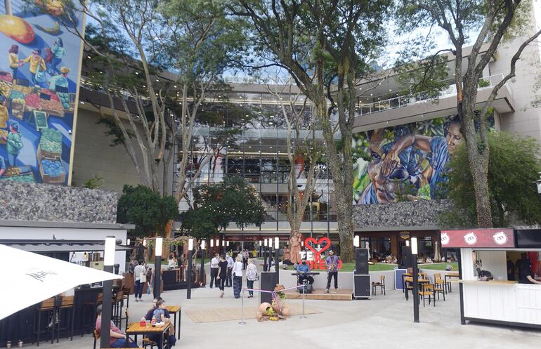 La Plaza Mariscal es el nuevo espacio habilitado en el Shopping Mariscal, donde las personas pueden disfrutar de un lugar confortable al aire libre.