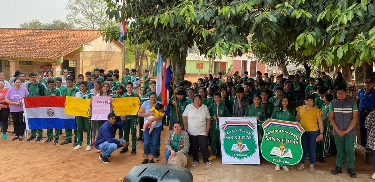 Los alumnos y padres de familia se encuentran instalados dentro del predio del colegio San Nicolás, donde  fueron suspendidas todas las actividades académicas