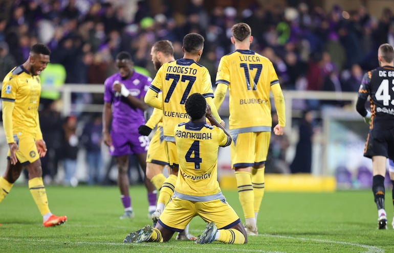 Festejo de los jugadores de Udinese tras derrotar a la Forentina