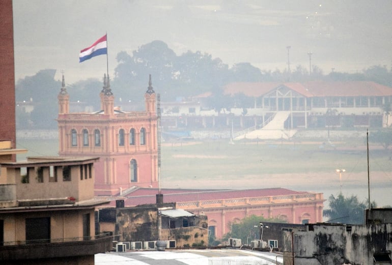 El Palacio de López y de fondo, El Mbiguá, cubiertos de humo.