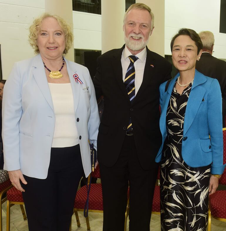 María Inmaculada Scherf; el embajador de Alemania, Holger M. Scherf, y la embajadora del Japón, Nakatani Yoshie.