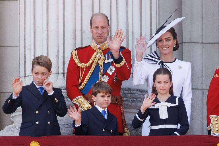 ¡Familia completa! George, Louis, William, Charlotte y Kathe en el balcón de Buckingham participando del Trooping the Colour parade en Londres, el pasado 15 de junio. (EFE/EPA/TOLGA AKMEN)
